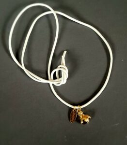 armbandje met wit leren touwtje