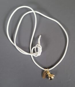 armbandje met wit leren touwtje